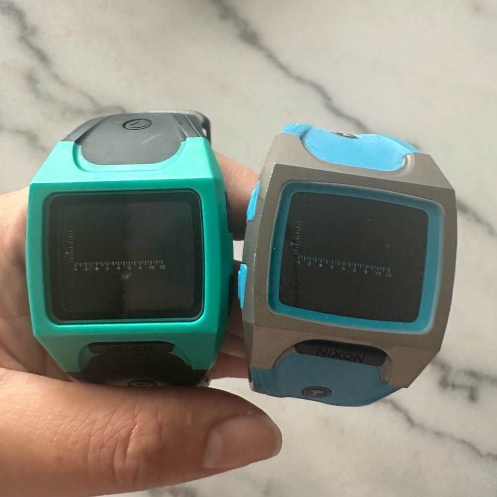 2 Nixon unisex watches